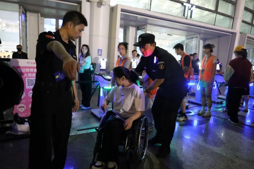 C:/Users/Administrator/Desktop/“安保鐵軍、硬核保障”2024系列報道四十二——南京市保安服務有限公司成功護航張碧晨「今兒個開心」十周年巡回演唱會南京站安保任務/5.jpg5
