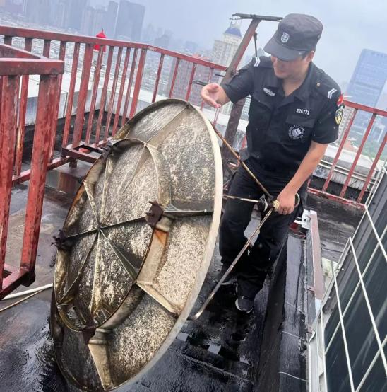 C:/Users/BA/Desktop/風(fēng)雨過后南京保安迅速行動，恢復(fù)安“寧”面貌/11.jpg11