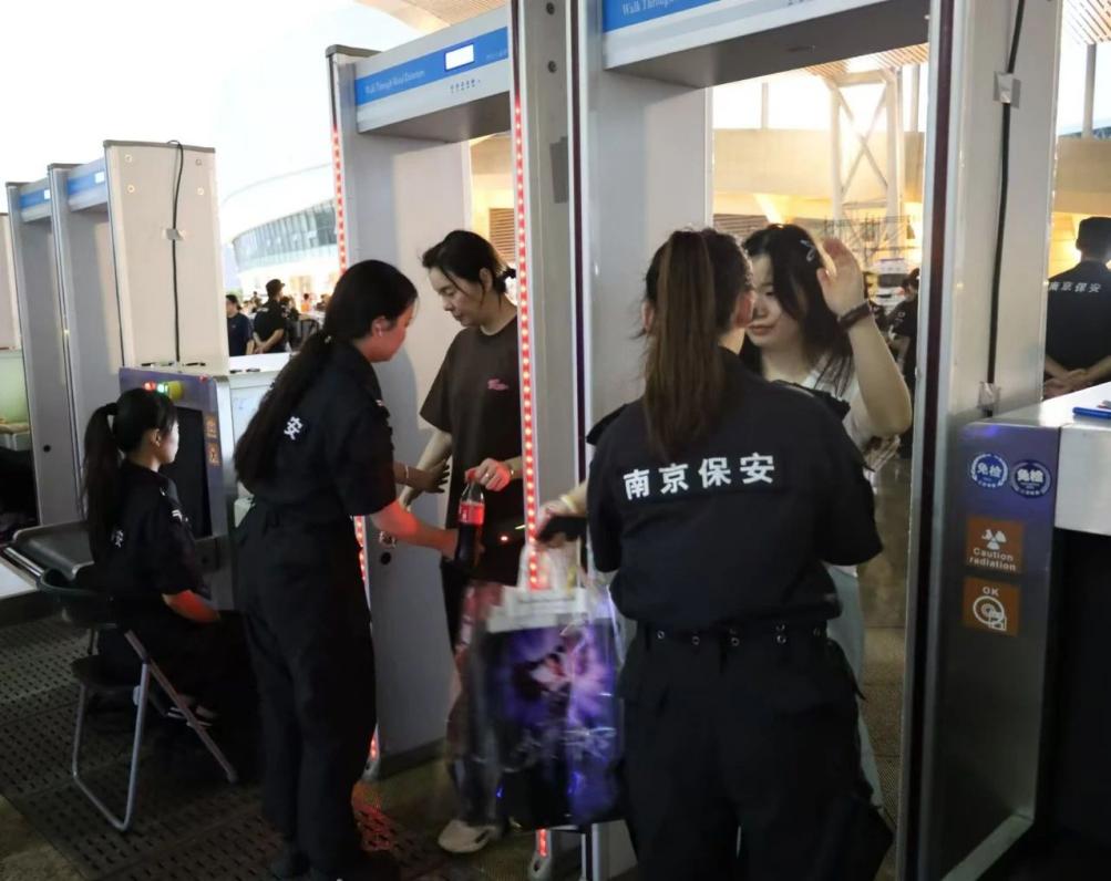 C:/Users/Administrator/Desktop/“安保鐵軍、硬核保障”2024系列報道四十二——南京市保安服務有限公司成功護航張碧晨「今兒個開心」十周年巡回演唱會南京站安保任務/2.jpg2