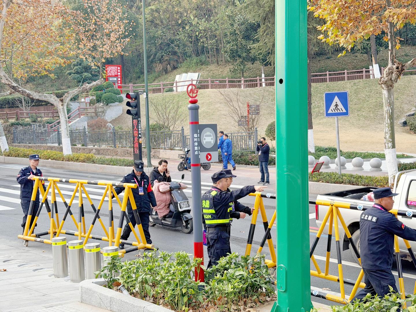 E:/25.12.10后 上傳網(wǎng)站留存/“保安衛(wèi)士”護(hù)航，熱血燃賽場！——南京市保安服務(wù)有限公司大廠分公司保障WCBA女籃聯(lián)賽激情開燃/照片/微信圖片_20251210163658_265_1.jpg微信圖片_20251210163658_265_1