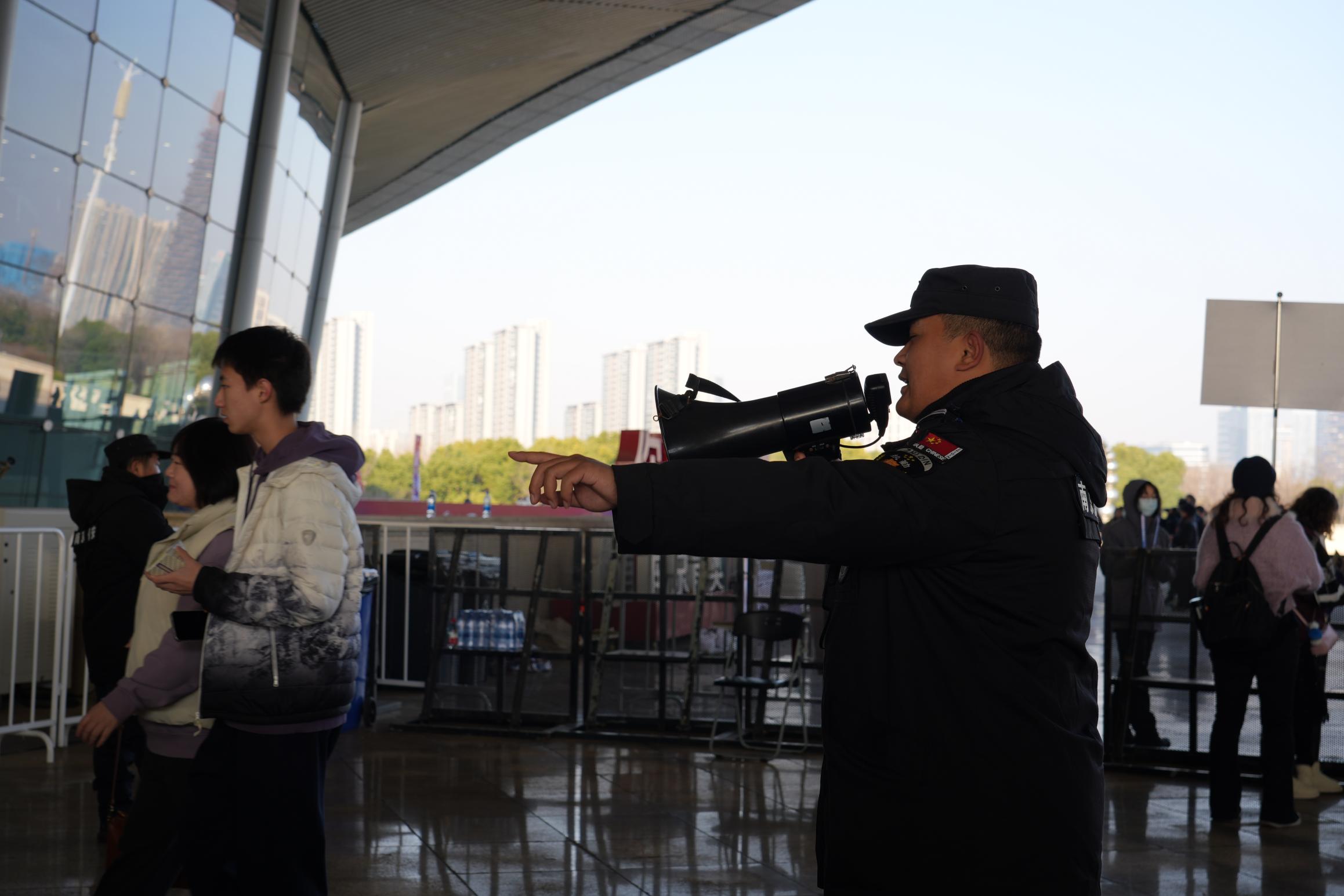 E:/25.12.10后 上傳網(wǎng)站留存/“安保鐵軍、硬核保障”2025系列報道四十一——乒超巔峰對決耀金陵 南京市保硬核護(hù)航筑平安/DSC06342.JPGDSC06342